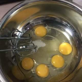 Easy Rice Cooker Sponge Cake Recipe step 2: Place the eggs and sugar in a large clean bowl free of oil and water. Beat until