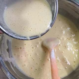 Easy Rice Cooker Sponge Cake Recipe step 5: Combine the milk and corn oil. Mix a small amount of batter into the liquid mixt