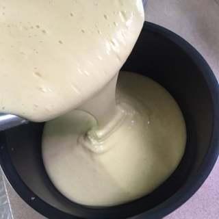Easy Rice Cooker Sponge Cake Recipe step 6: Pour the batter into the rice cooker pot and gently tap it to release large air 