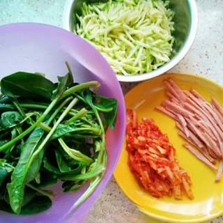 Korean Stone Pot Bibimbap step 1: Wash the spinach and cut it into sections. Julienne the zucchini, slice the ham,