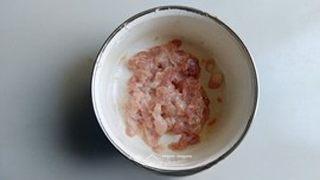Century Egg and Pork Congee step 4: Cut the lean pork into small pieces. Marinate with salt, cooking wine, cornstarc