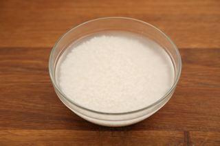 Steamed Glutinous Rice Meatballs step 1: Rinse the glutinous rice thoroughly and soak it in water for 1 hour. Drain well