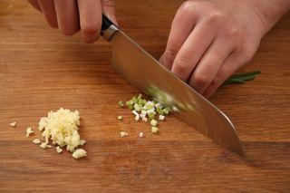 Steamed Glutinous Rice Meatballs step 2: Finely chop the scallions and ginger.