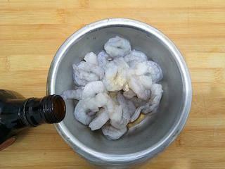 Spicy Garlic Shrimp with Doubanjiang step 2: Peel and devein the shrimp. Season with white pepper, a small amount of salt, an