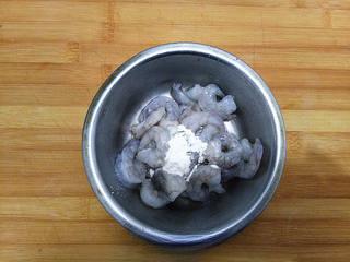 Spicy Garlic Shrimp with Doubanjiang step 3: Add 1 teaspoon of cornstarch to the marinated shrimp and mix well.