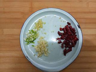 Spicy Garlic Shrimp with Doubanjiang step 5: Finely chop the scallions, ginger, and garlic. Cut the dried chilies into short 
