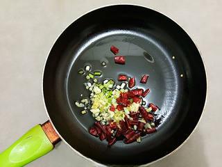 Spicy Garlic Shrimp with Doubanjiang step 6: Heat a small amount of oil in a wok. Stir-fry the scallions, ginger, garlic, and