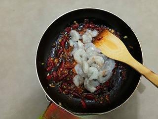 Spicy Garlic Shrimp with Doubanjiang step 9: Add the marinated shrimp and stir-fry.