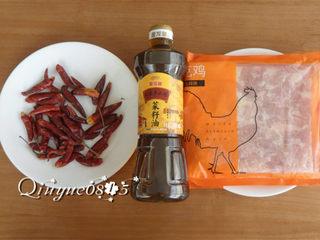 Sichuan Mala Chicken Recipe step 1: Prepare all ingredients and cut the chicken thighs into bite-sized pieces.