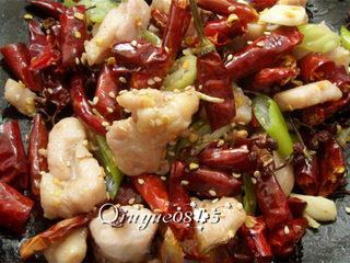 Sichuan Mala Chicken Recipe step 11: Sprinkle with white sesame seeds and serve immediately.