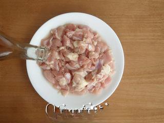 Sichuan Mala Chicken Recipe step 2: Place the chicken in a bowl and add cooking wine.