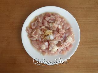 Sichuan Mala Chicken Recipe step 4: Add cornstarch and mix until evenly coated.