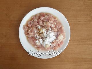 Sichuan Mala Chicken Recipe step 5: Marinate the chicken for 15 to 20 minutes.