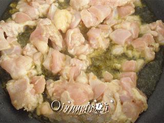 Sichuan Mala Chicken Recipe step 7: Heat a small amount of oil in a clean wok. Stir-fry the dried chilies and Sichua