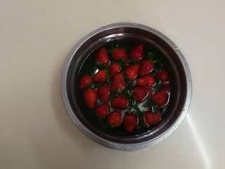 Strawberry Yogurt Mousse Cake step 11: Soak the strawberries in lightly salted water for 10 minutes, then rinse clean.