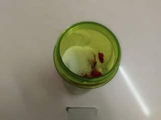 Strawberry Yogurt Mousse Cake step 13: Place the strawberries in a blender with 30 g of sugar.