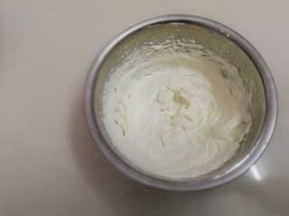 Strawberry Yogurt Mousse Cake step 18: Whip the heavy cream with the remaining 30 g sugar until soft peaks form.