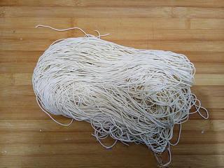 Stir-Fried Rice Noodles with Pork and Vegetables step 1: Prepare the rice noodles.