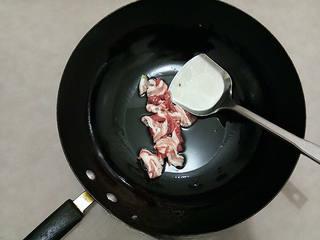 Stir-Fried Rice Noodles with Pork and Vegetables step 6: Heat a little oil in a wok and stir-fry the pork belly until it begins to releas