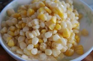 Stir-Fried Sweet Corn with Pine Nuts step 2: Drain and rinse the sweet corn kernels, then set aside.