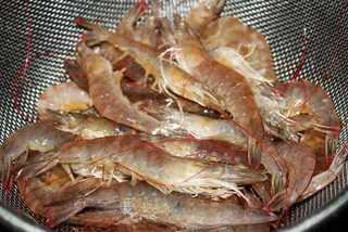 Crispy Breaded Prawns step 1: Rinse the fresh prawns thoroughly under cold running water.