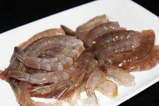 Crispy Breaded Prawns step 3: Remove the heads and shells. Using a toothpick, pull out the vein from the third