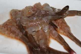 Crispy Breaded Prawns step 5: Season the shrimp with salt and cooking wine. Marinate for 15 minutes. For extra
