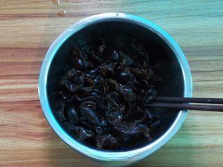 Spicy Black Fungus Salad with Peanuts step 3: Drain thoroughly and pat dry. Toss with light soy sauce and a small amount of su