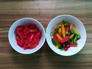Spicy Black Fungus Salad with Peanuts step 4: Wash the cherry tomatoes and quarter them. Slice the bell pepper into thin strip