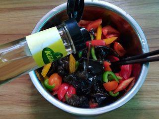 Spicy Black Fungus Salad with Peanuts step 7: Add the cherry tomatoes and bell pepper. Drizzle with herb vinegar.