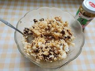 Steamed Rice and Pork Dumplings step 3: Mix thoroughly with a spoon until evenly coated.