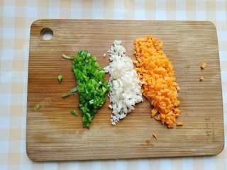 Steamed Rice and Pork Dumplings step 4: Finely dice the carrot, lotus root, and green pepper.