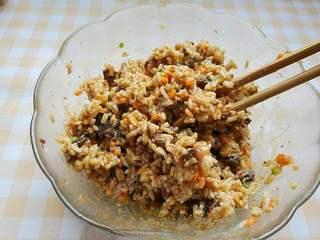 Steamed Rice and Pork Dumplings step 7: Add the meat mixture to the seasoned rice and stir evenly with chopsticks.