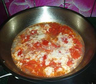 Tomato Pork Liver Soup Recipe step 10: Cook briefly, then gently stir to separate the liver slices.