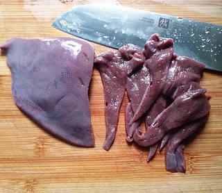 Tomato Pork Liver Soup Recipe step 2: Rinse the pork liver thoroughly and slice it thinly.