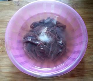 Tomato Pork Liver Soup Recipe step 3: Season the liver with salt and cooking wine. Let sit for about 10 minutes, then