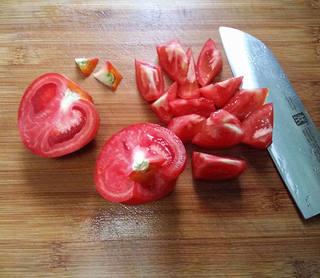 Tomato Pork Liver Soup Recipe step 4: Cut the tomatoes into small wedges.
