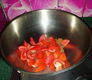 Tomato Pork Liver Soup Recipe step 5: Heat oil in a pot and sauté the green onions until fragrant. Add the tomatoes an