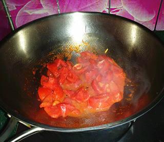 Tomato Pork Liver Soup Recipe step 6: Cook until the tomatoes release their juices and form a flavorful soup base.