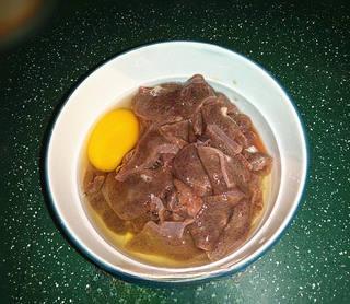 Tomato Pork Liver Soup Recipe step 8: Beat the egg and mix it with the pork liver slices.