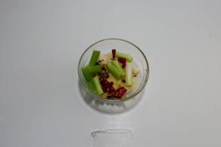 Beer-Braised Duck Recipe step 4: Prepare the garlic, ginger, green onions, dried chilies, and Sichuan peppercorns