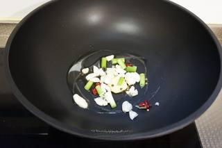 Beer-Braised Duck Recipe step 5: Heat a small amount of oil in a wok. Stir-fry the aromatics until fragrant.