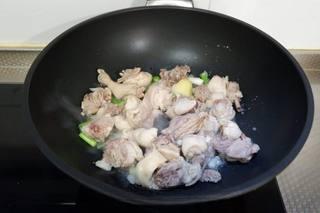 Beer-Braised Duck Recipe step 6: Add the duck and sugar. Stir-fry until lightly browned.