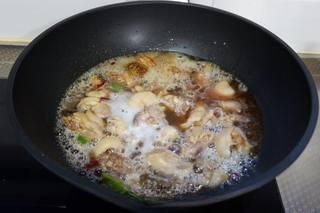 Beer-Braised Duck Recipe step 8: Pour in the beer, bring to a boil, then reduce the heat and simmer for about 25