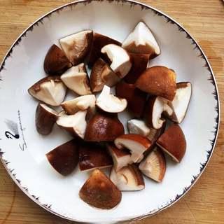 Stir-Fried Shiitake Mushrooms and Rapeseed Greens step 1: Clean the shiitake mushrooms thoroughly and cut each mushroom into quarters.
