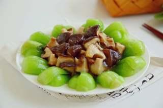 Stir-Fried Shiitake Mushrooms and Rapeseed Greens step 10: Serve immediately while hot.