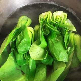 Stir-Fried Shiitake Mushrooms and Rapeseed Greens step 3: Bring a pot of water to a boil. Add a pinch of salt, blanch the rapeseed greens
