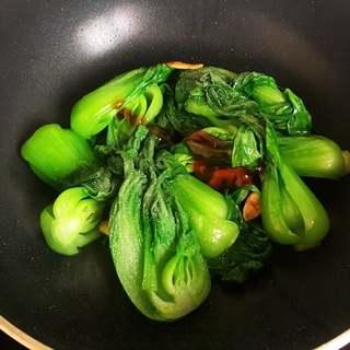 Stir-Fried Shiitake Mushrooms and Rapeseed Greens step 7: Add the rapeseed greens and toss briefly. Season with oyster sauce, salt, MSG, a