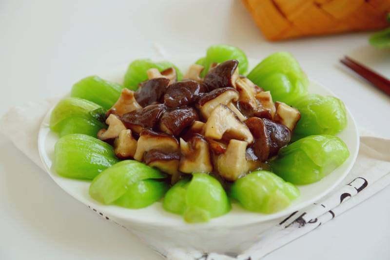 Stir-Fried Shiitake Mushrooms and Rapeseed Greens finished dish