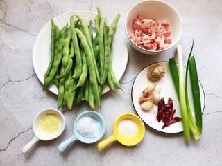 Stir-Fried String Beans with Minced Pork step 1: Prepare all ingredients. Wash the string beans thoroughly, trim the ends, and br